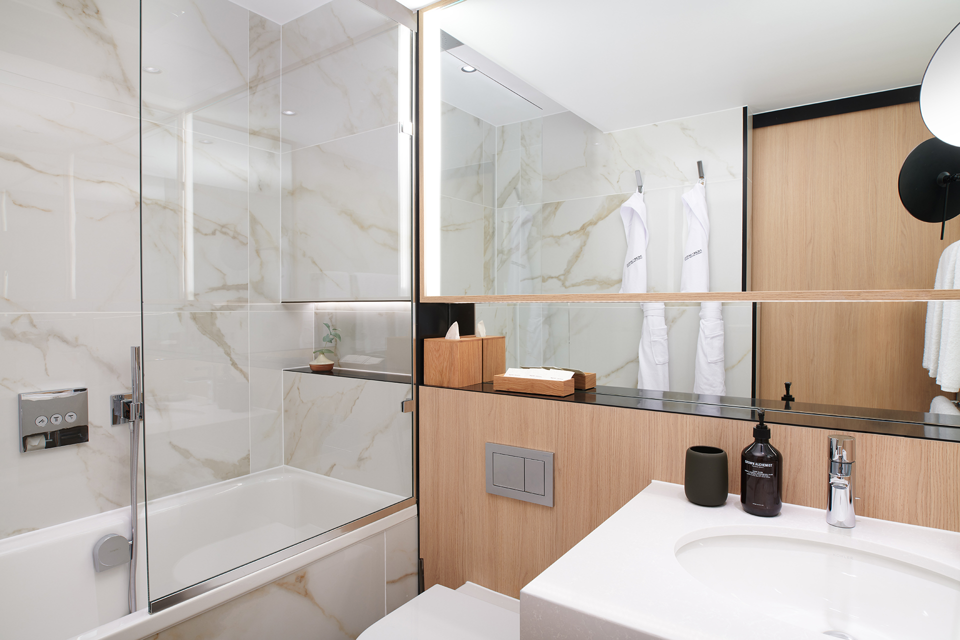Deluxe Room Bathroom