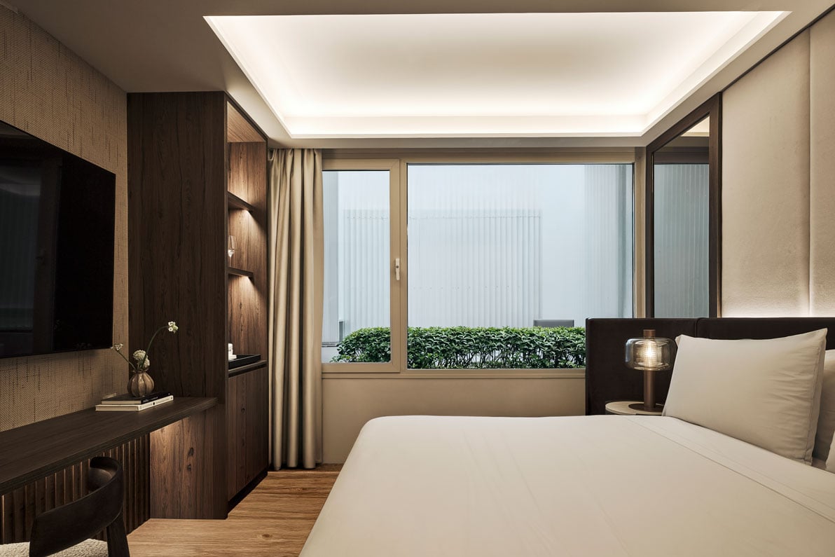 view out of the window in the superior room bedroom